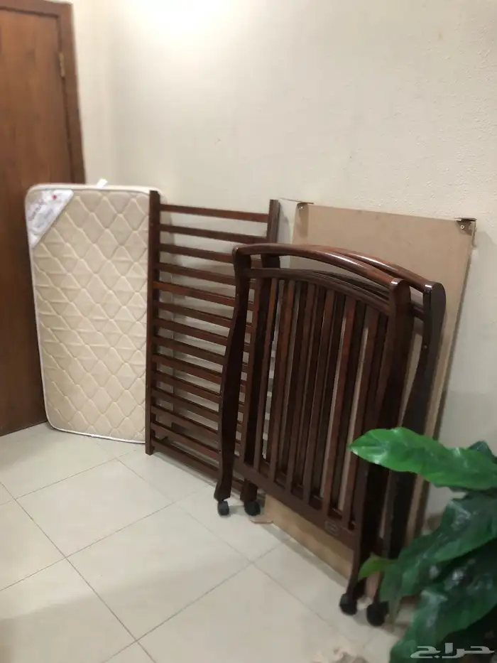 سرير اطفال ماركة جونيورز مع مرتبه جونيورز شبه جداد 0
