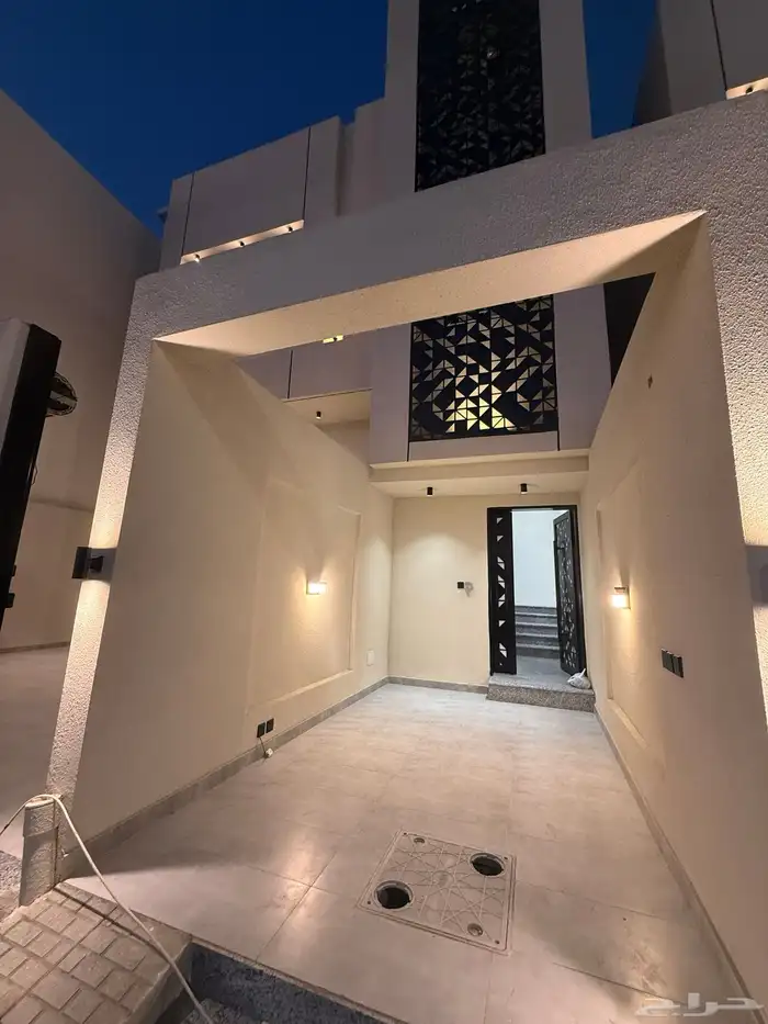 للبيع روف علوي بدرج داخلي وخارجى بالوسام شرق الخميس 5