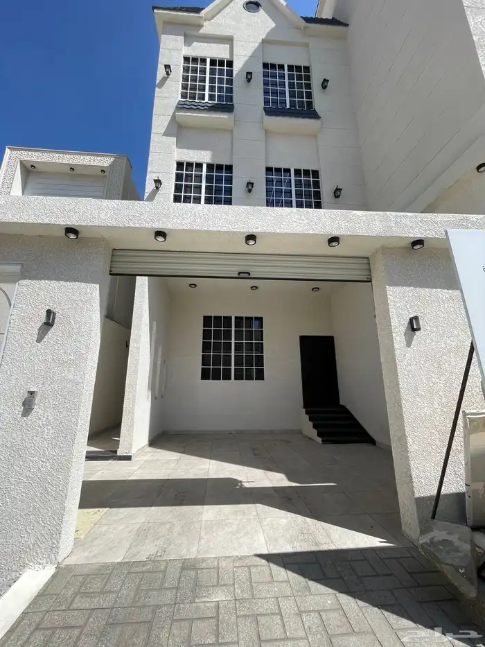 للبيع شقه دور ارضى بحوش وبايكة سياره موقع مميز شرق الخميس 1