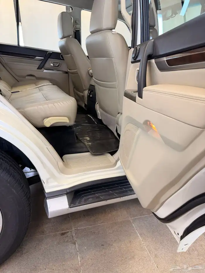 للبيع جيب باجيرو 2015 15