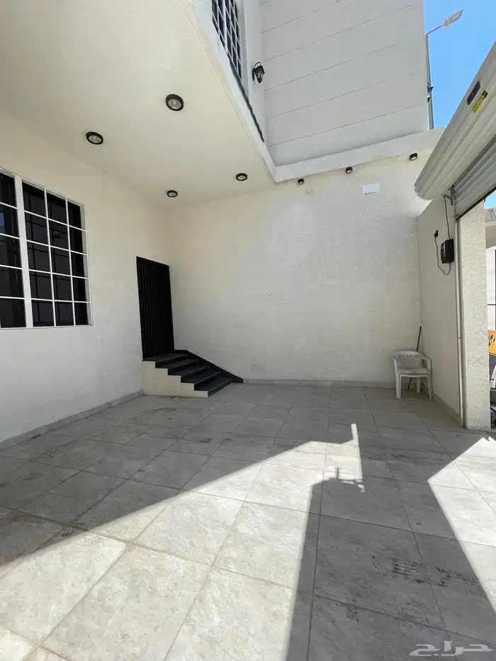 للبيع شقه دور ارضى بحوش وبايكة سياره موقع مميز شرق الخميس 4