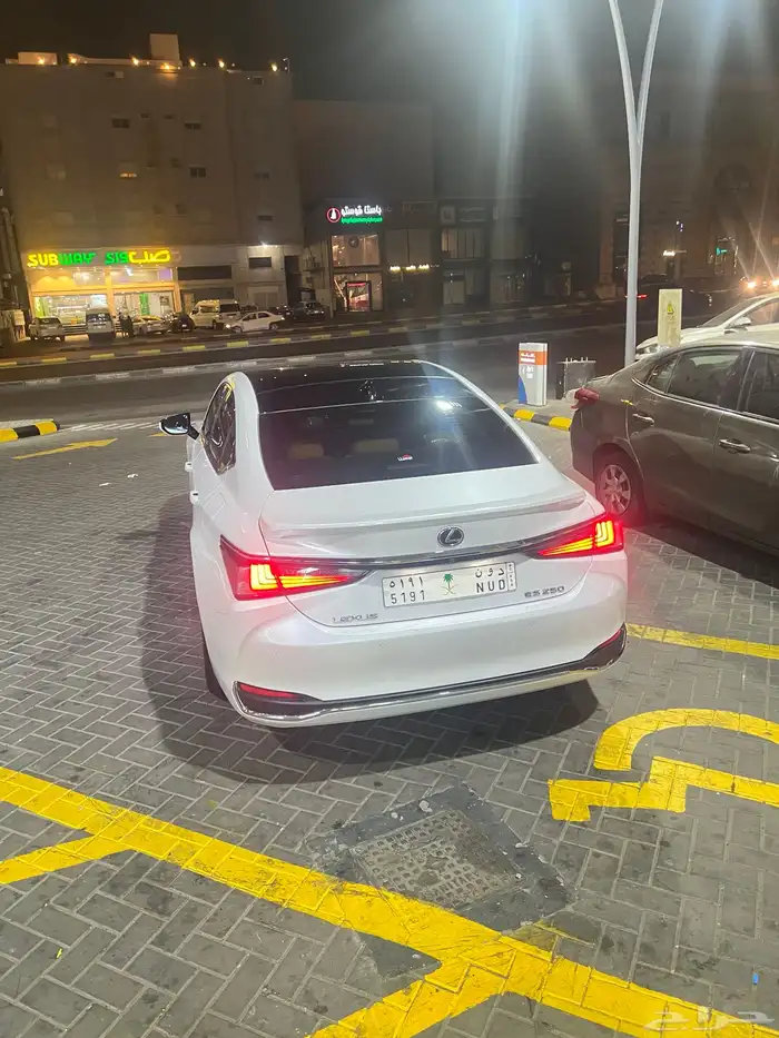 لكزس es2021 3