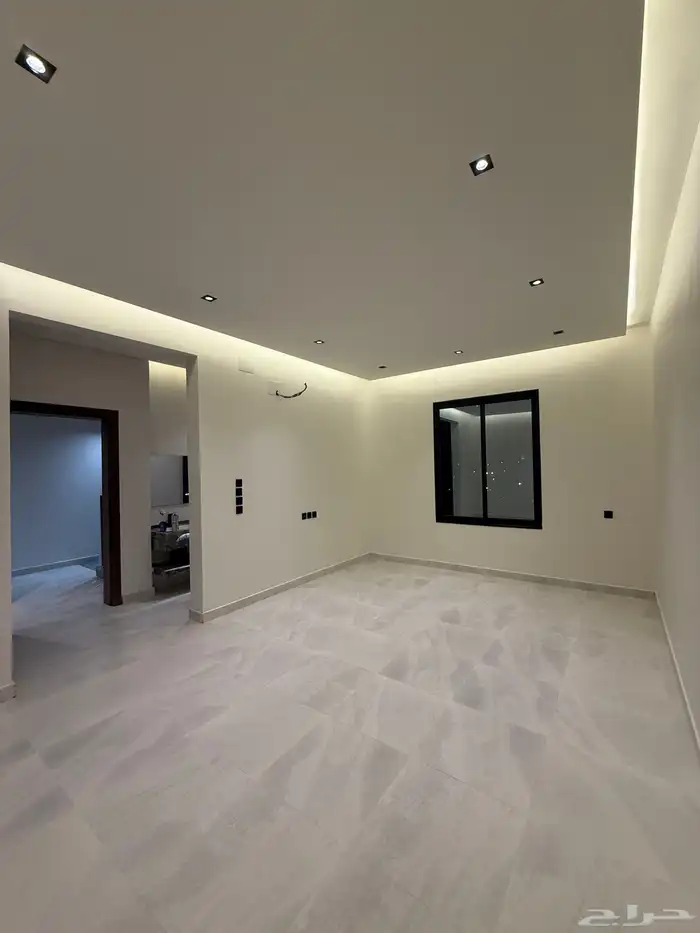 للبيع روف علوي بدرج داخلي وخارجى بالوسام شرق الخميس 3