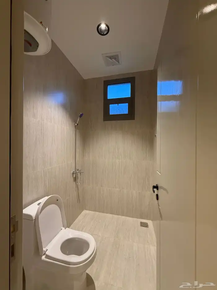 للبيع روف علوي 9 غرف سعر 750 الف قرب ضمك وكوبري باحص 33