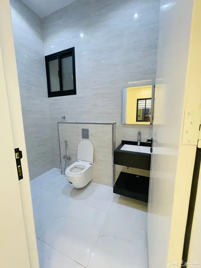 للبيع روف علوي مع ملحق درج خارجي فقط شمال الخمس 7