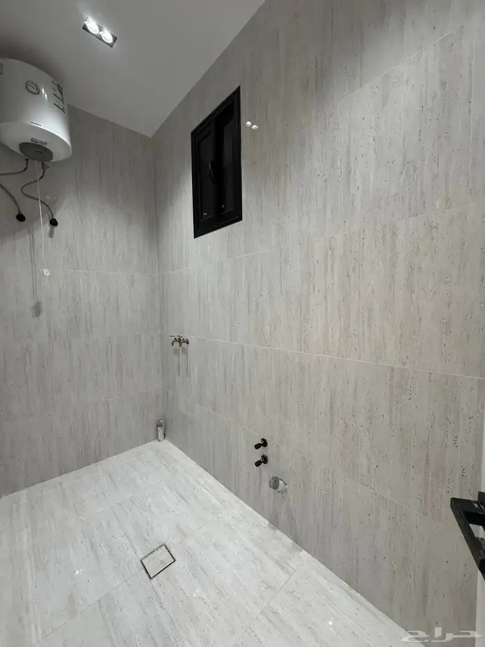 للبيع روف علويه بمدخل مستقل وشقه ارضيه مقابل نادي ضمك 42