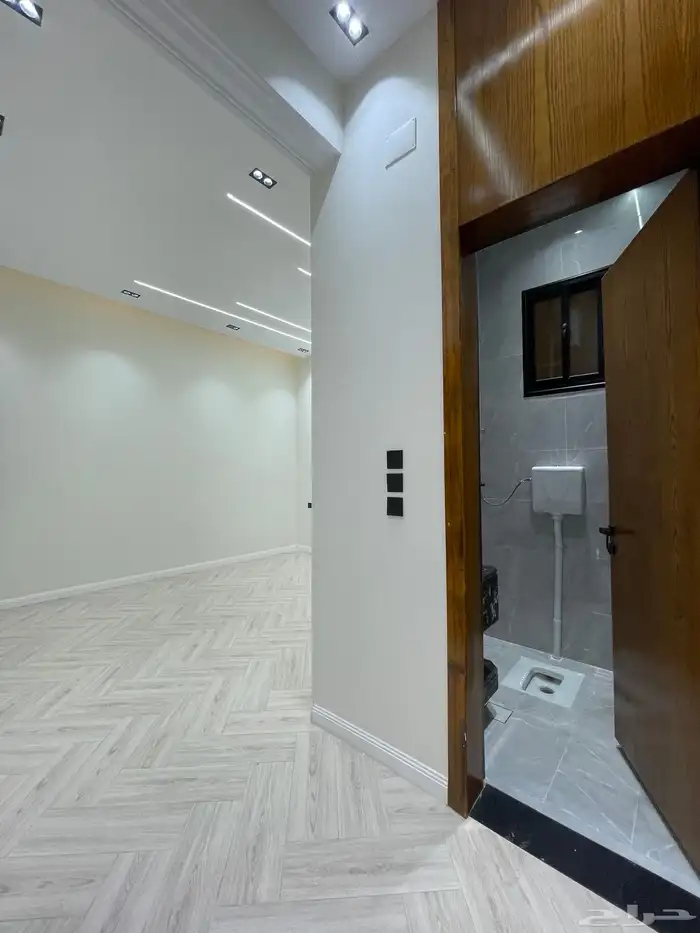 للبيع شقه دور ارضى بحوش وبايكة سياره موقع مميز شرق الخميس 21