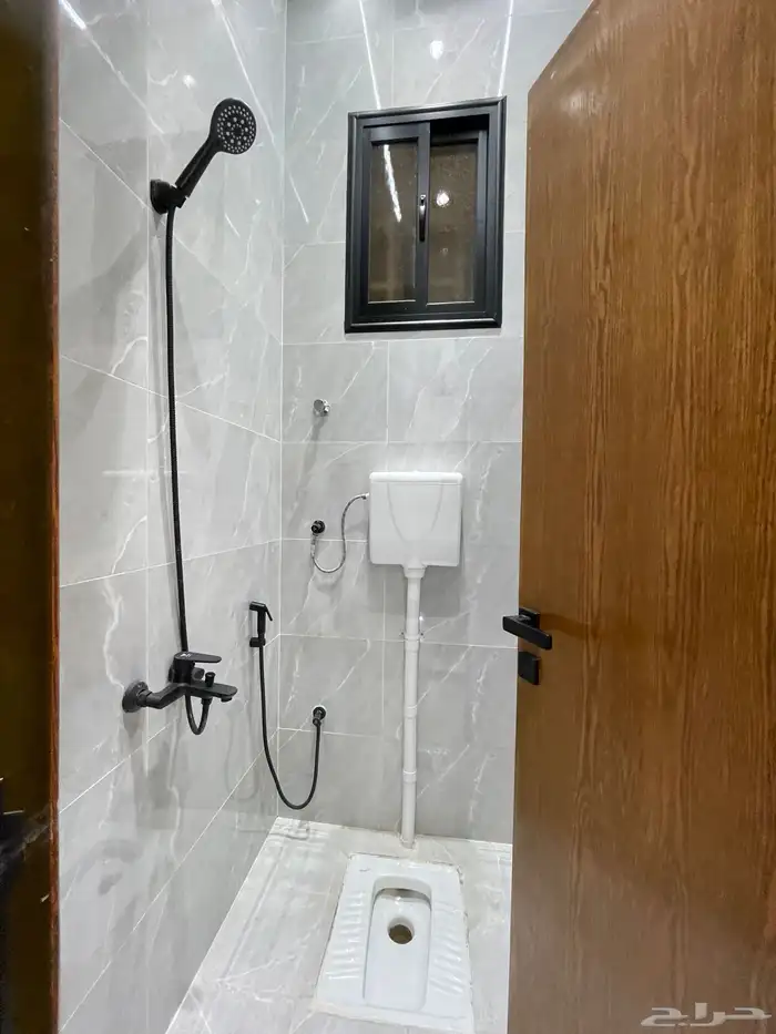 للبيع شقه دور ارضى بحوش وبايكة سياره موقع مميز شرق الخميس 9