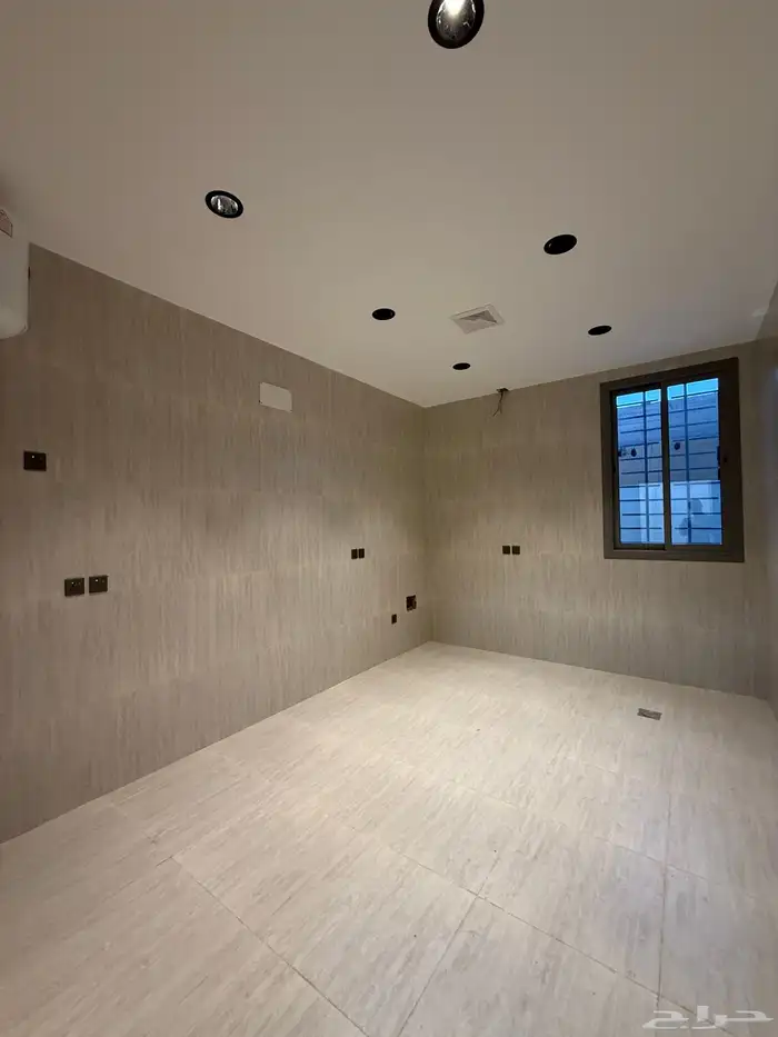 للبيع روف علوي 9 غرف سعر 750 الف قرب ضمك وكوبري باحص 10