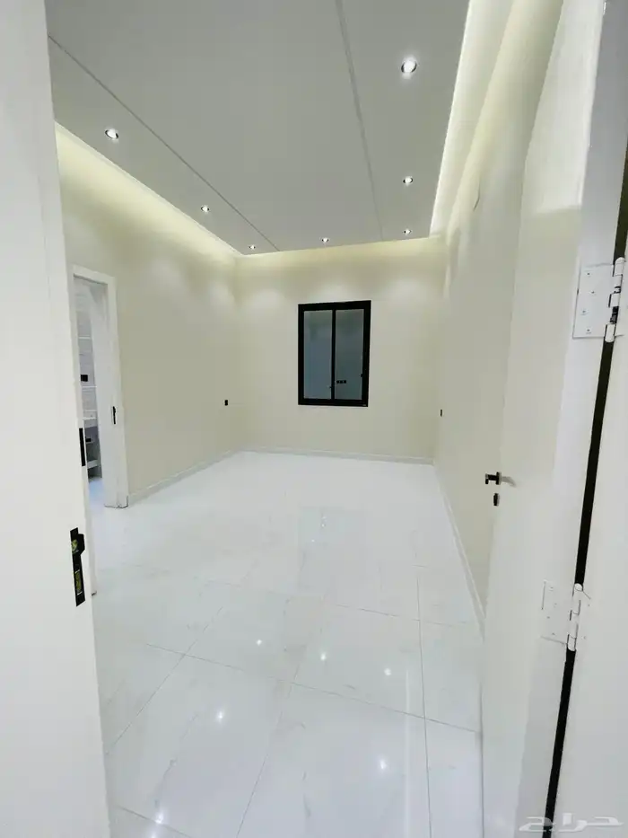 للبيع روف علوي مع ملحق درج خارجي فقط شمال الخمس 13