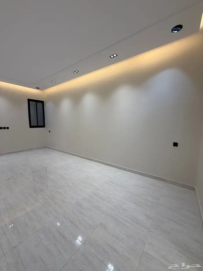 للبيع روف علويه بمدخل مستقل وشقه ارضيه مقابل نادي ضمك 39