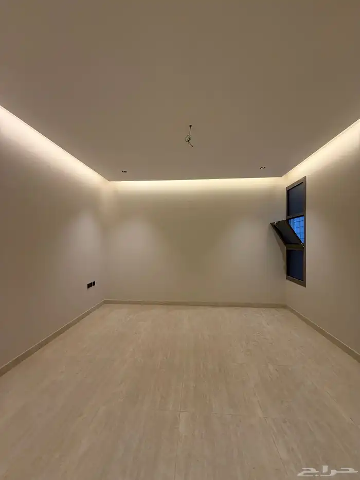 للبيع روف علوي 9 غرف سعر 750 الف قرب ضمك وكوبري باحص 38