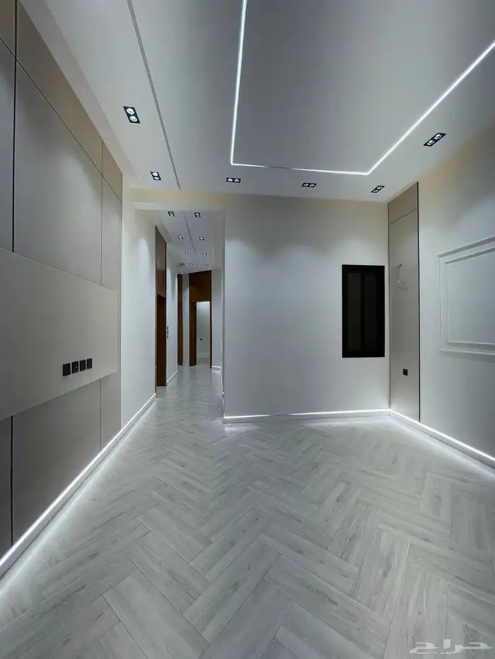 للبيع شقه دور ارضى بحوش وبايكة سياره موقع مميز شرق الخميس 15