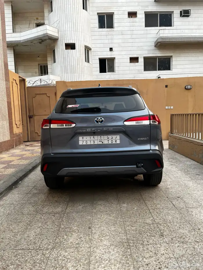 كورولا كروس 2023 نظيفة وشرط ممشى قليل 3