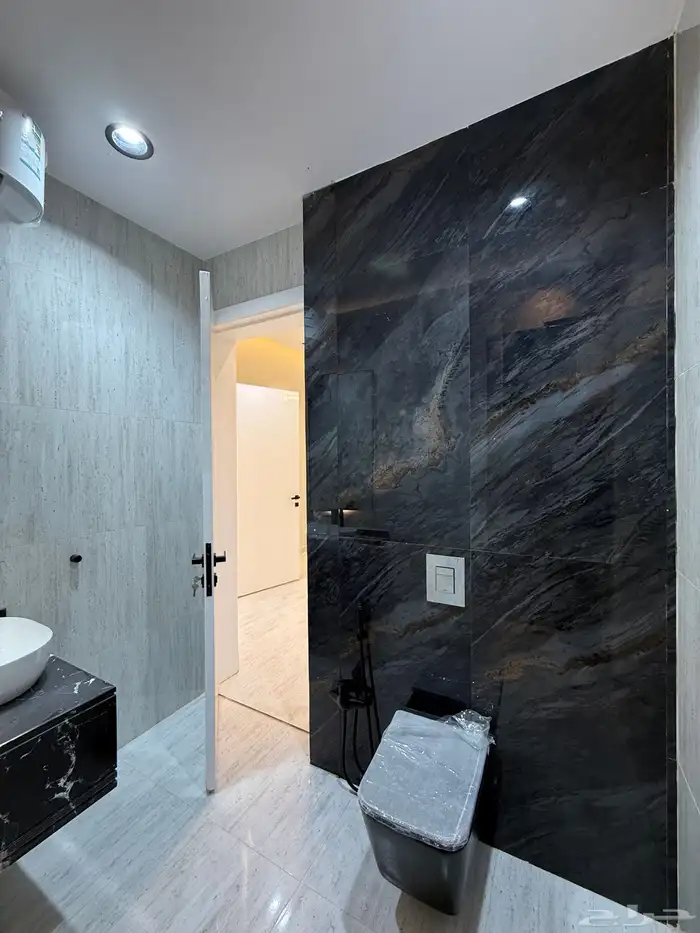 للبيع شقة علوي نظام دور مع سطح شارع 20م ومسجد بحي الراقي 33