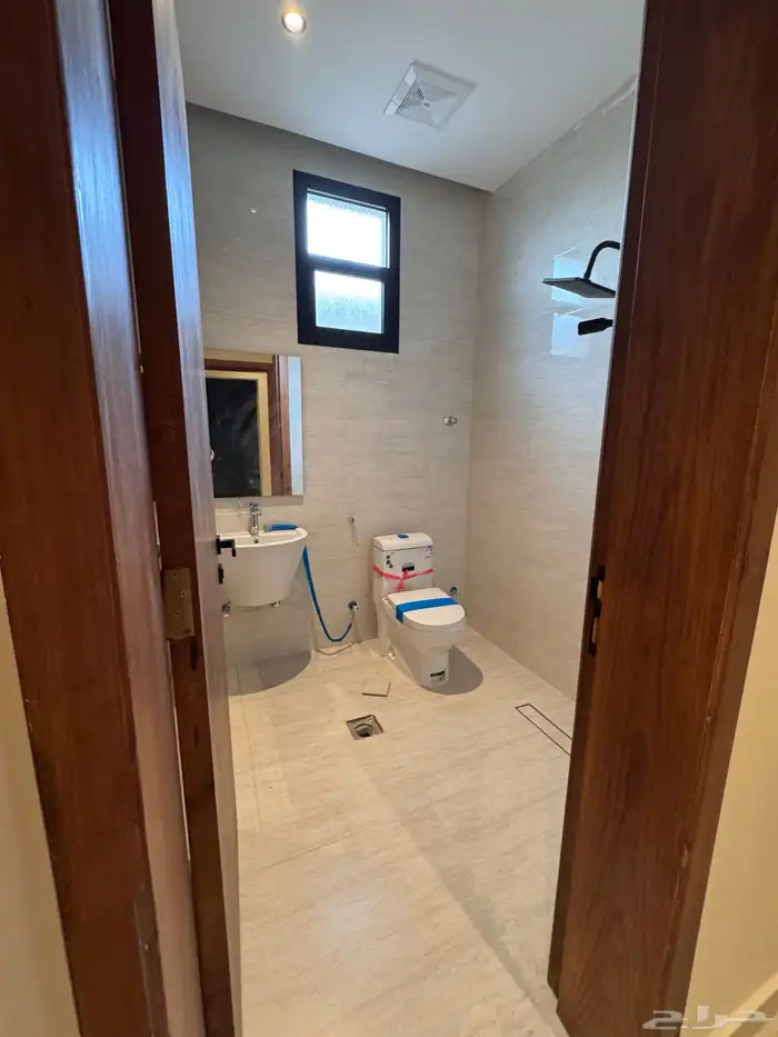 للبيع روف علوى يفتح على برحه مسجد من 680 الف 8 غرف 28