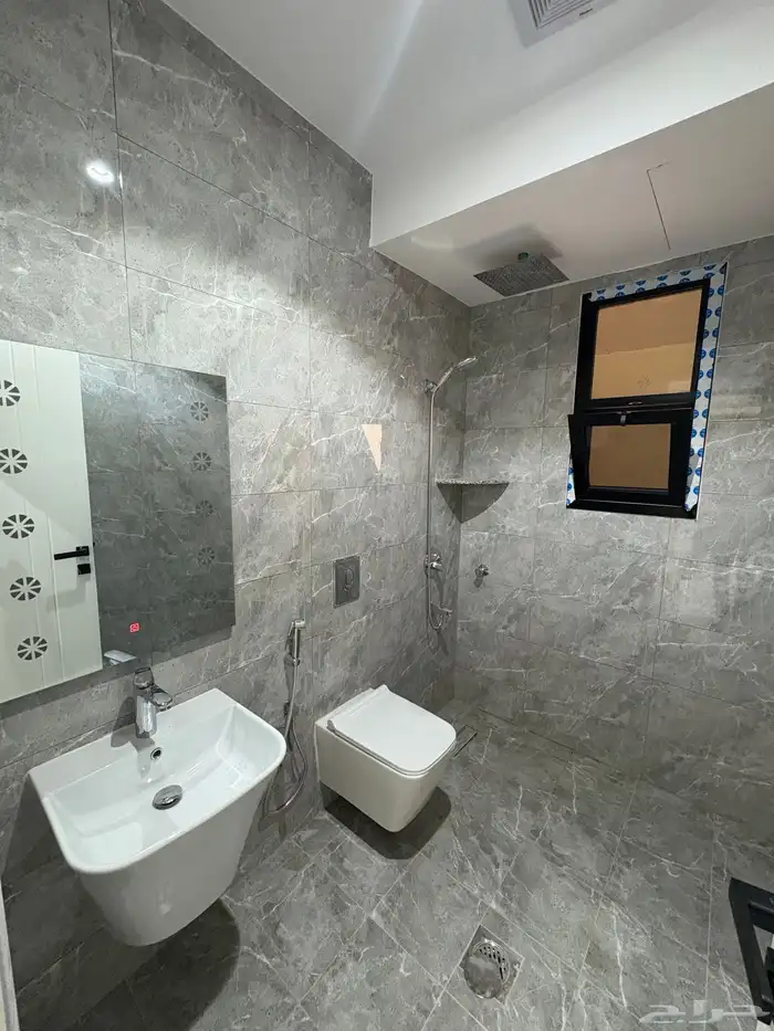 للبيع شقه ارضي مع مشب باليرموك 1