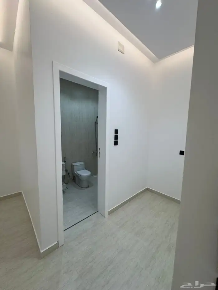 للبيع بأحد رفيده روف علوي دور ثاني مع ملحق تشطيب vip 12