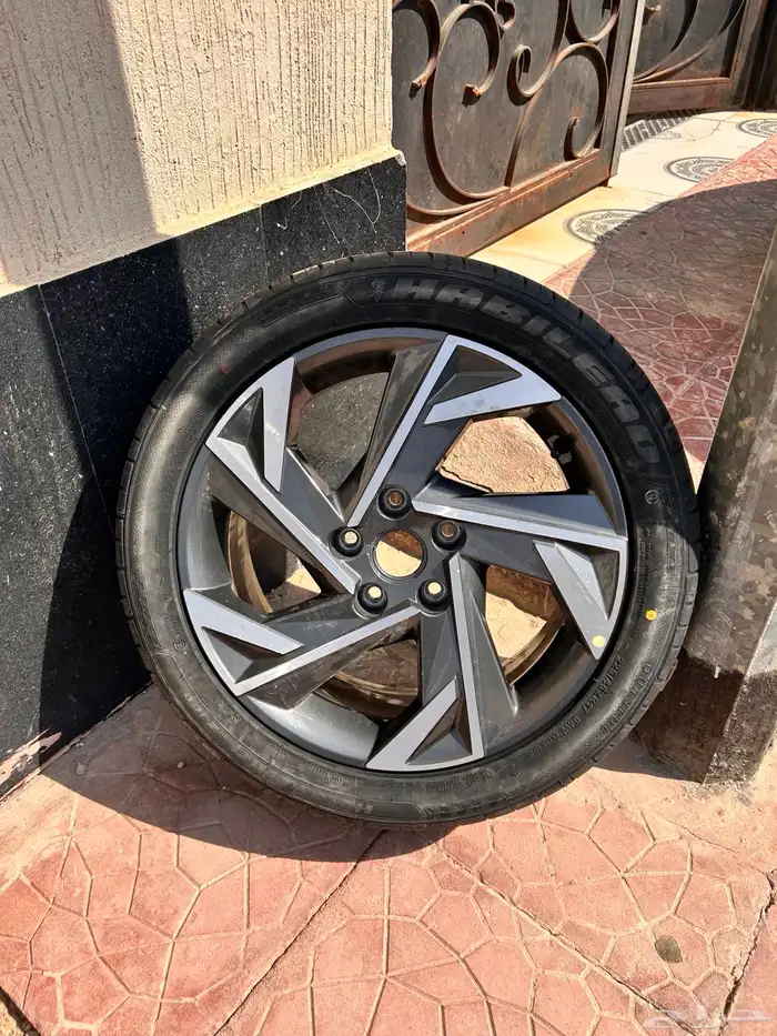 جنط النترا وكالة مع ادوات السلامه عفريتها. مفتاح عجل شنقار 1