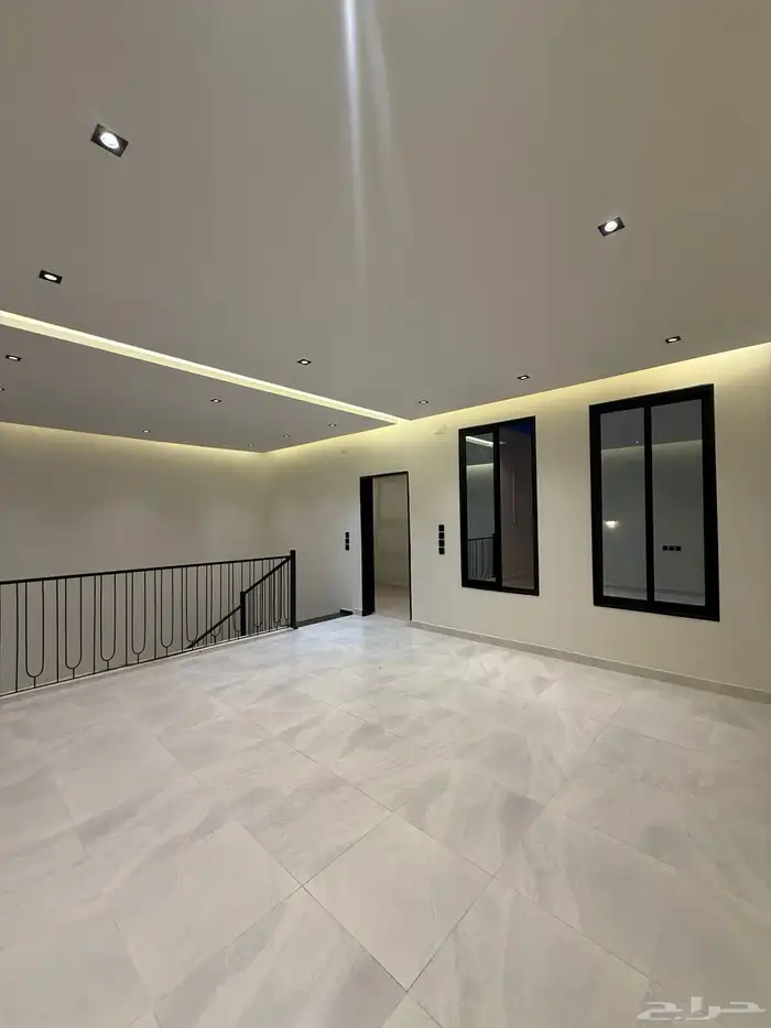 للبيع روف علوي بدرج داخلي وخارجى بالوسام شرق الخميس 29