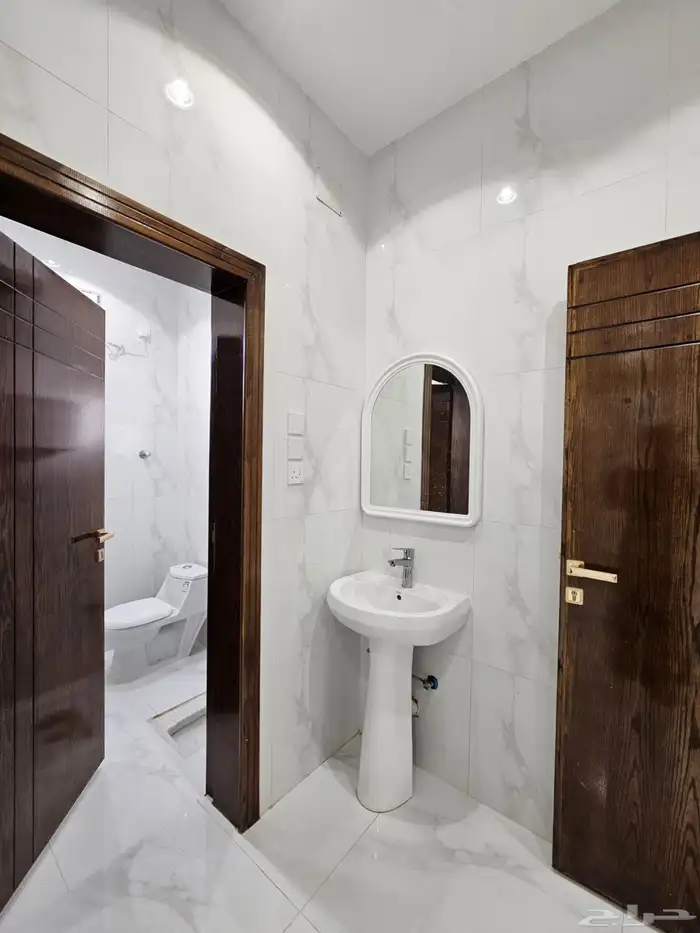 للبيع شقه ارضيه ببايكة سيارة وحوش وسيع ف ابها حي الزهور 15