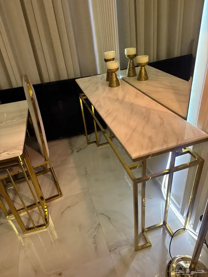 طاوله طعام   مع مدخل   وطاوله قهوه خشبي مع قطعتين جانبيه 1