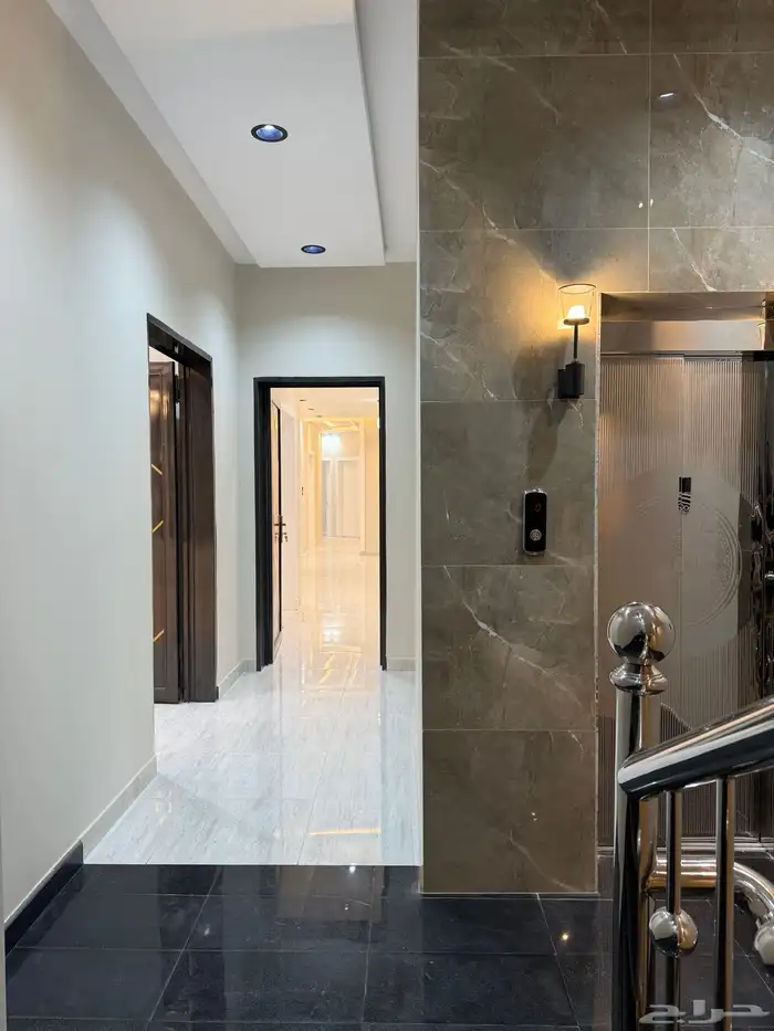 للبيع شقة علوي نظام دور مع سطح شارع 20م ومسجد بحي الراقي 3