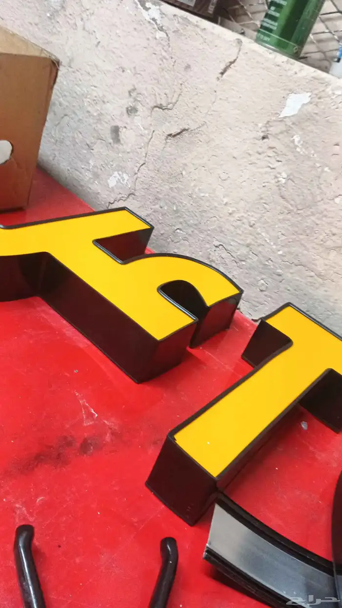 فني وخطاط نيون لوحات مضيه الدعايه والاعلان 5