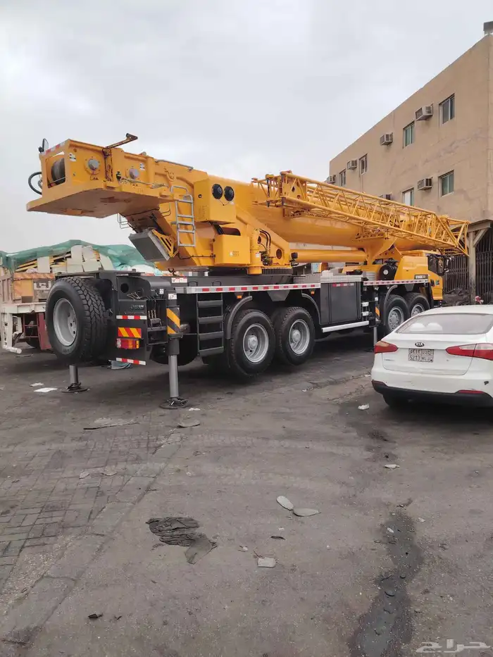 تأجير رافعات شوكيه وكرينات سيزر لفت بوكلين صغير مان لفت 8