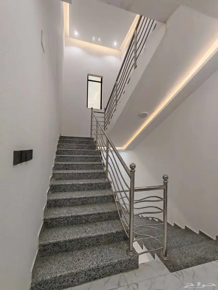 للبيع بشمال الخميس روف مع بايكه سياره ب 650 الف vip 24