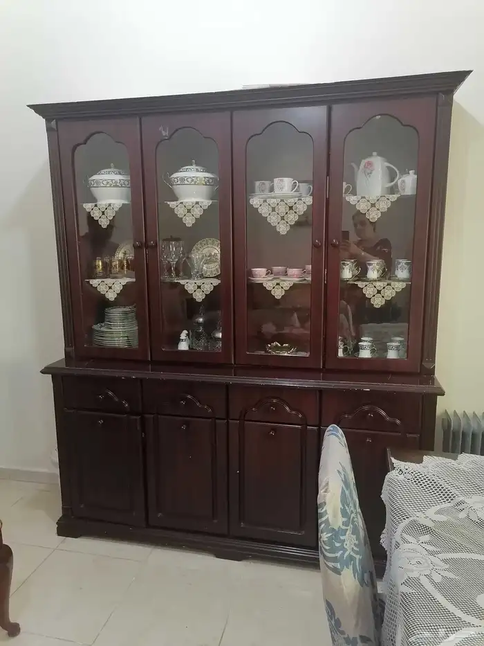 للبيع طاوله وسرير مع خزانه 0