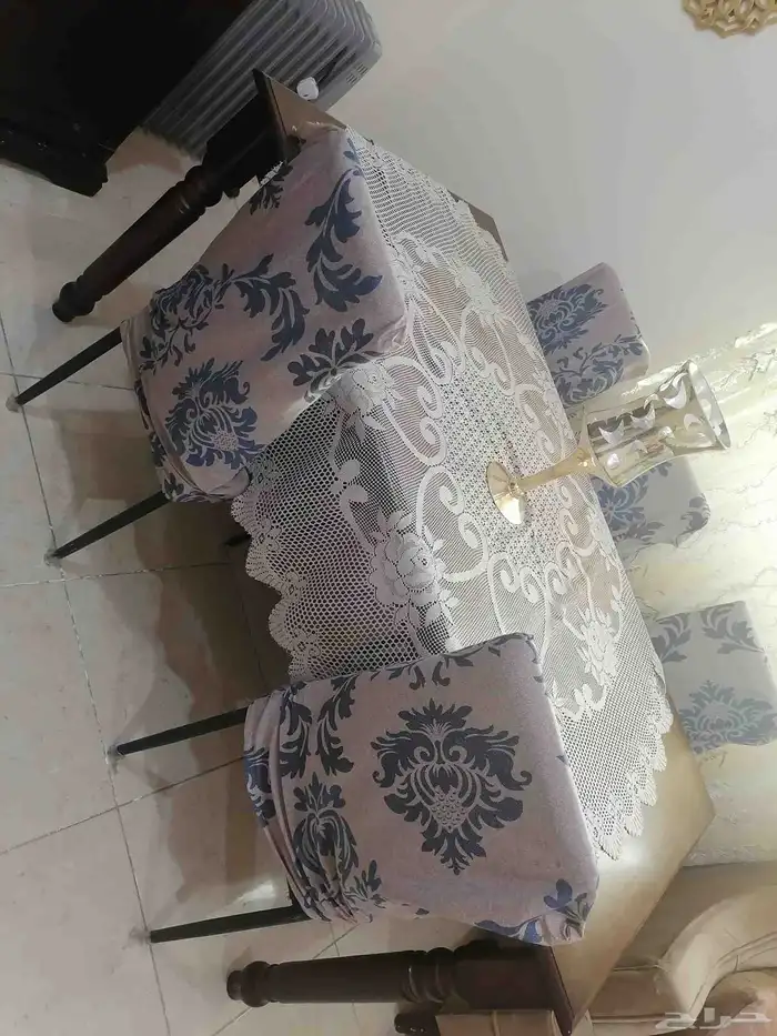 للبيع طاوله وسرير مع خزانه 1