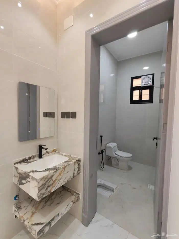 للبيع بشمال الخميس روف مع بايكه سياره ب 650 الف vip 21