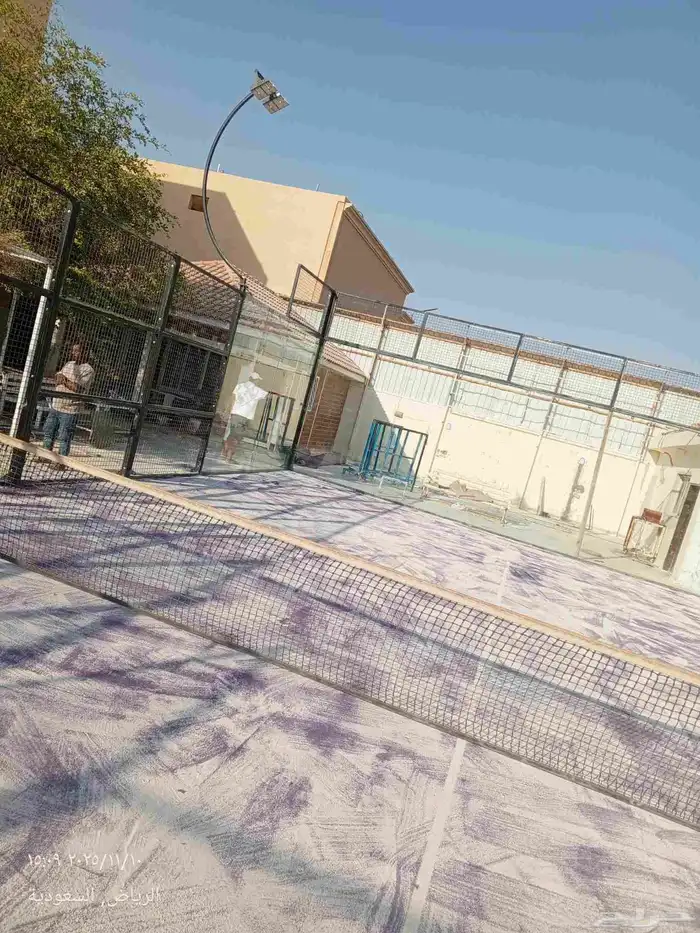 فني تركيب ملاعب بادل بالمملكة العربية السعودية 1