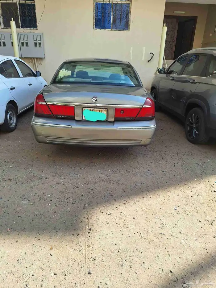 سيارة فورد غراند ماركيز 2001 نظيفة. 1