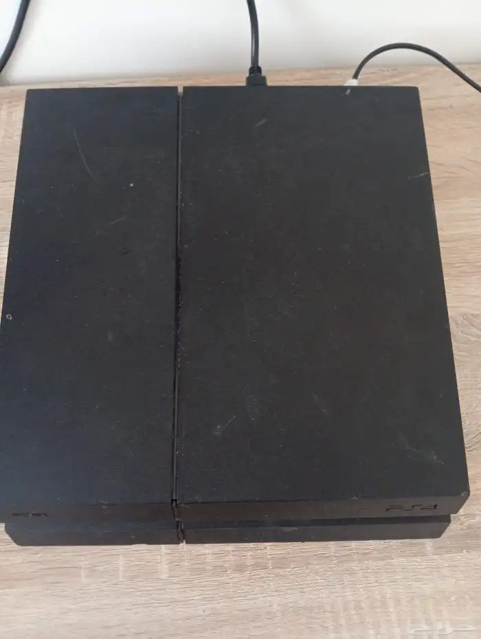 بلايستيشن 4 الاصلي مع خمس ايادي و ماوس و كيبورد و سبعة أشرطة 1