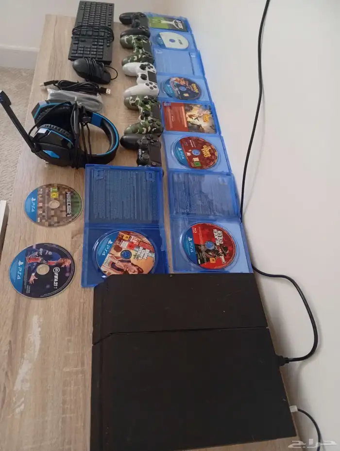 بلايستيشن 4 الاصلي مع خمس ايادي و ماوس و كيبورد و سبعة أشرطة 0