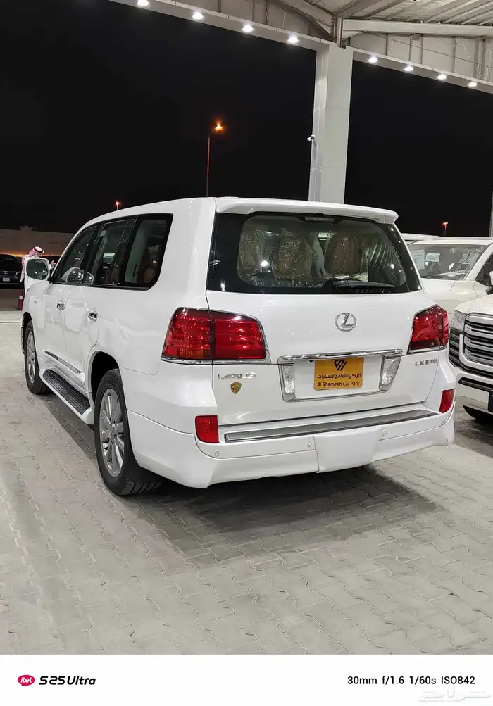 جيب لكزس LX570 موديل 2011 فل كامل شرط بدي ومحركات 3