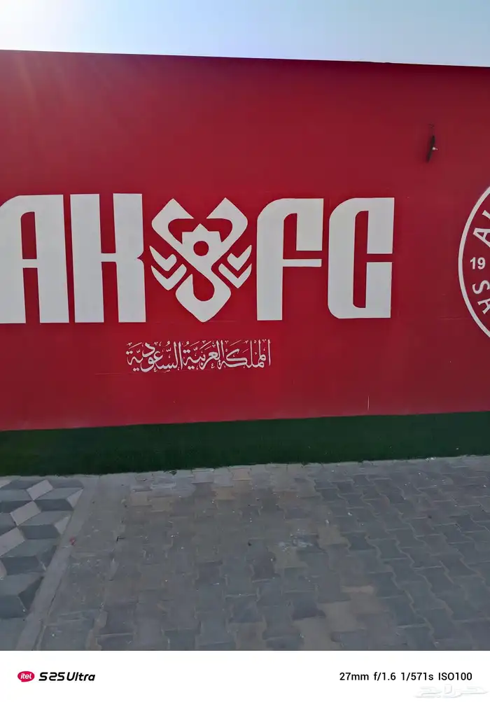 خطاط ورسام بالجدار حروف بارزه 7