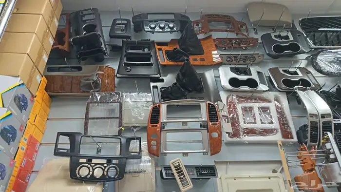 متوفر لدينا ديكورات داخليه لجميع السيارات وبعض الاكسسورات 0