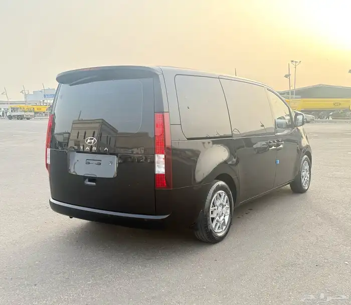 هونداي استاريا 2022 ديزل 12 راكب شبه جديد للبيع 3