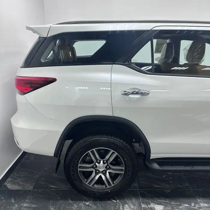 تايوتا فورشنر 2025 للإيجار ايجار سيارات 5