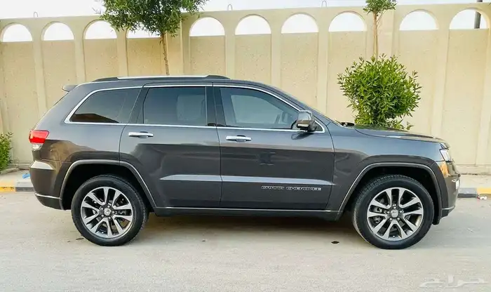 جيب جراند شيوكي اوفر لاند 2017 بحالة ممتازة 6