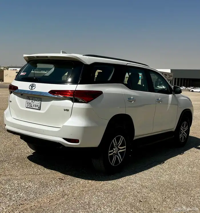 تويوتا فورتشنر Vx بنزين موديل 2022 4