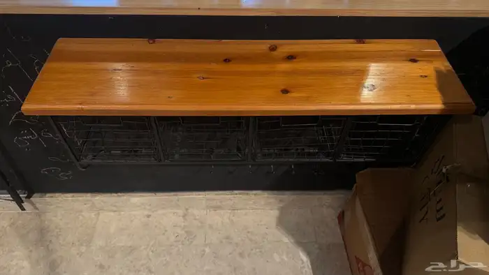 طاولة خشب وحديد مع ثلاث أدراج وتعليقات الأكواب 2