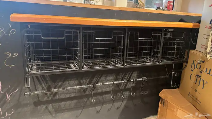 طاولة خشب وحديد مع ثلاث أدراج وتعليقات الأكواب 1