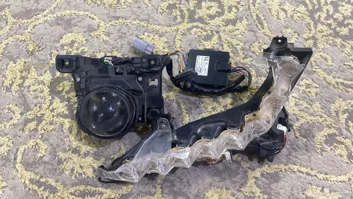 عدسات كامري جنب يسار واحد كامله و يوجد جهاز لحاله 0