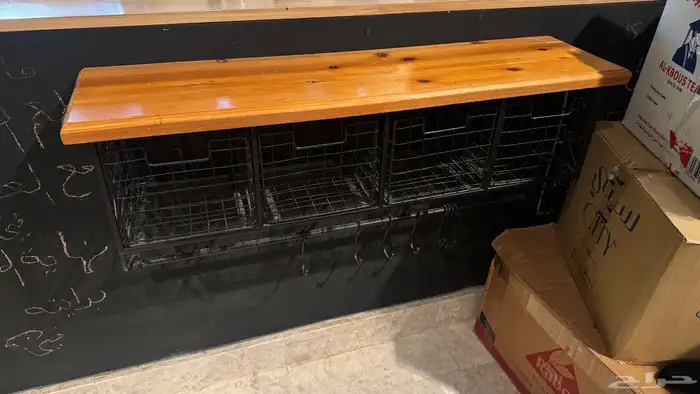 طاولة خشب وحديد مع ثلاث أدراج وتعليقات الأكواب 0