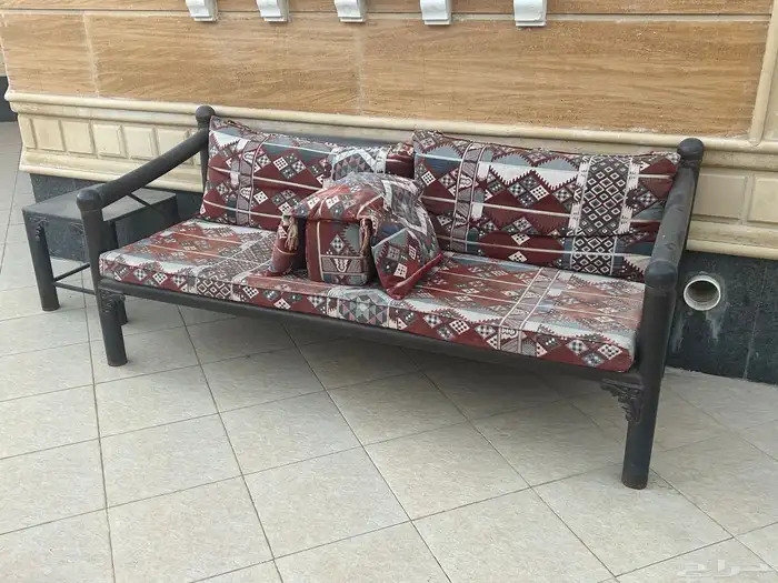 جلسات عدد (2) مع طاولاتها وا فرش عشب صناعي وا منقل 0