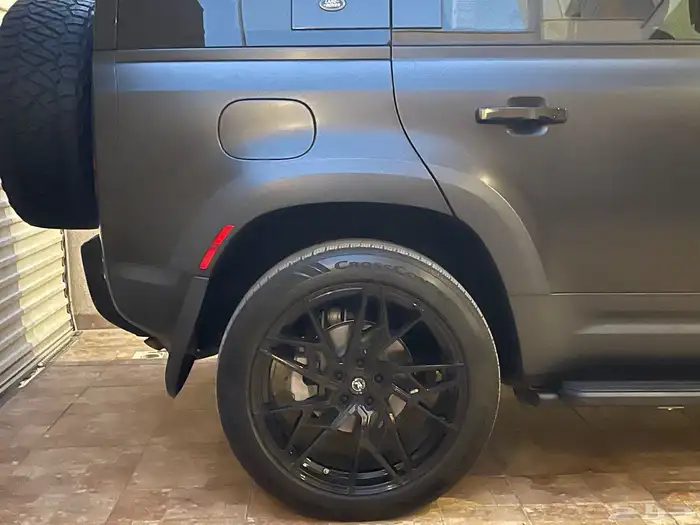 للبيع ديفندر SE موديل 2020 ماشي 70 الف 10